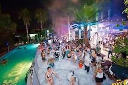 Freminore Sky Aprtments Agia Napa Buitenkant foto